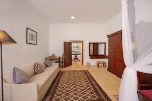 Double Room Single Use, 1 King Bed, Garden View | Living area
