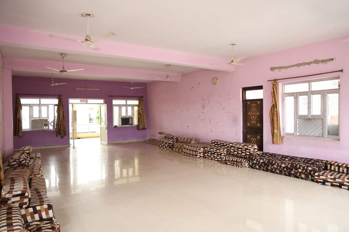 Family Room | Desk, laptop workspace, WiFi (free), bed sheets