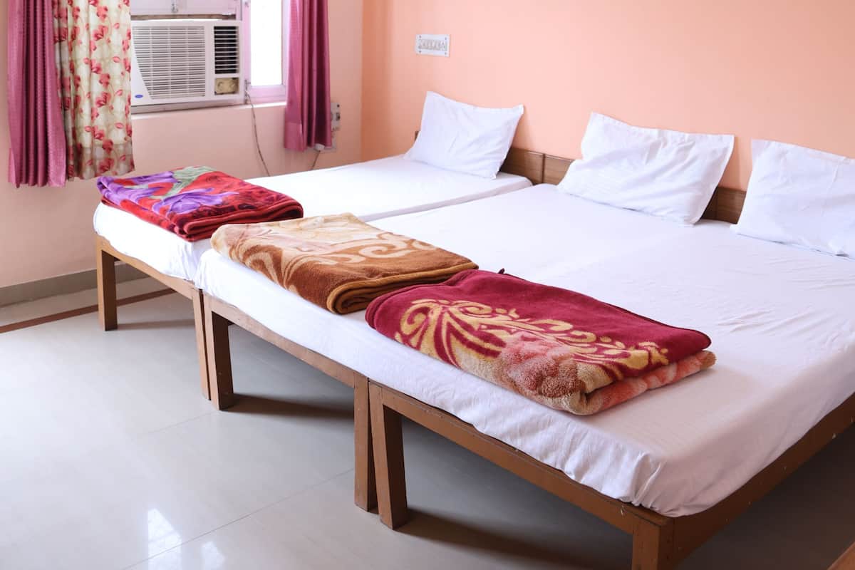 Executive Room | Desk, laptop workspace, WiFi (free), bed sheets