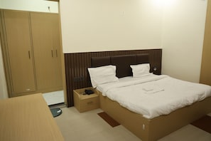 Superior Room | Desk, laptop workspace, WiFi (free), bed sheets - Shree Krishna Hotel & Restaurant (Sakrai)