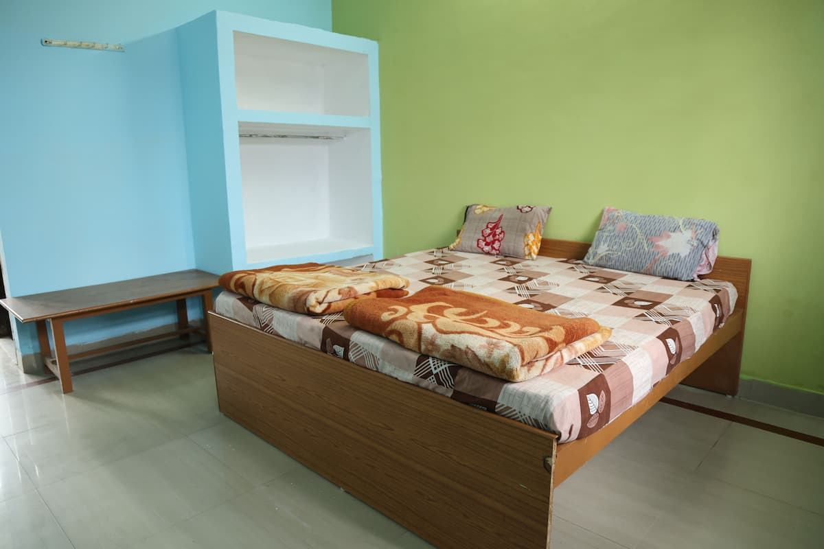 Deluxe Room | Desk, laptop workspace, WiFi (free), bed sheets