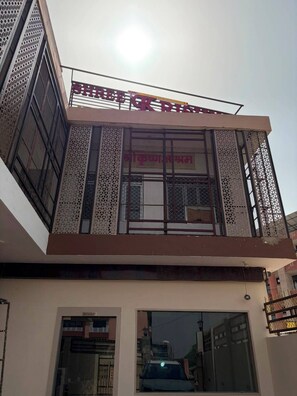 Front of property - Krishna Hotel & Restaurant (Mehandipur)