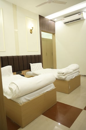 Superior Room | Desk, laptop workspace, WiFi (free), bed sheets - Shree Krishna Hotel & Restaurant (Sakrai)
