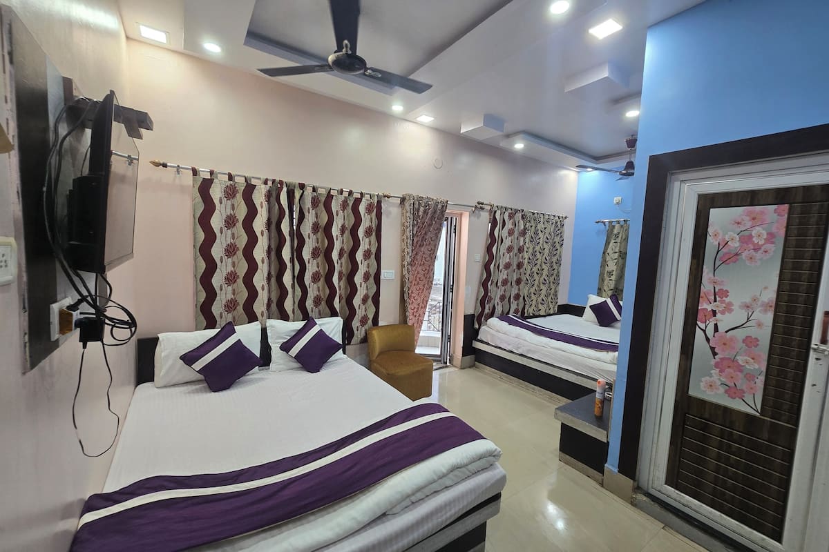 Family Room With Side Sea View | Free WiFi