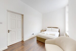 Room - Amazing 1BR Flat w/ Communal Garden and Parking (London)