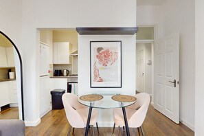 Dining - Amazing 1BR Flat w/ Communal Garden and Parking (London)