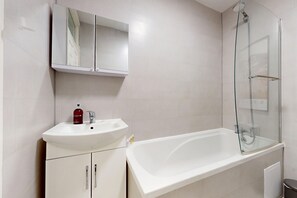 Bathroom - Amazing 1BR Flat w/ Communal Garden and Parking (London)