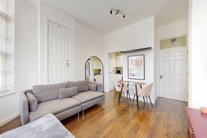 Living area - Amazing 1BR Flat w/ Communal Garden and Parking (London)