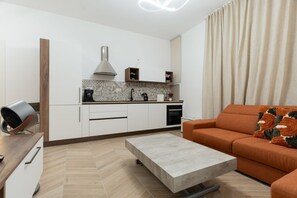 A modern kitchen with white cabinets, a built-in stove, and a coffee machine. - A comfortable 73 sqm apartment, ideal for 6 people, located on the lower ground floor of a building with an elevator.The apartment enjoys a strategic location, just 450 meters from the “Porta Romana” stop on the M3 (Yellow) metro line, which takes yo (Milan)