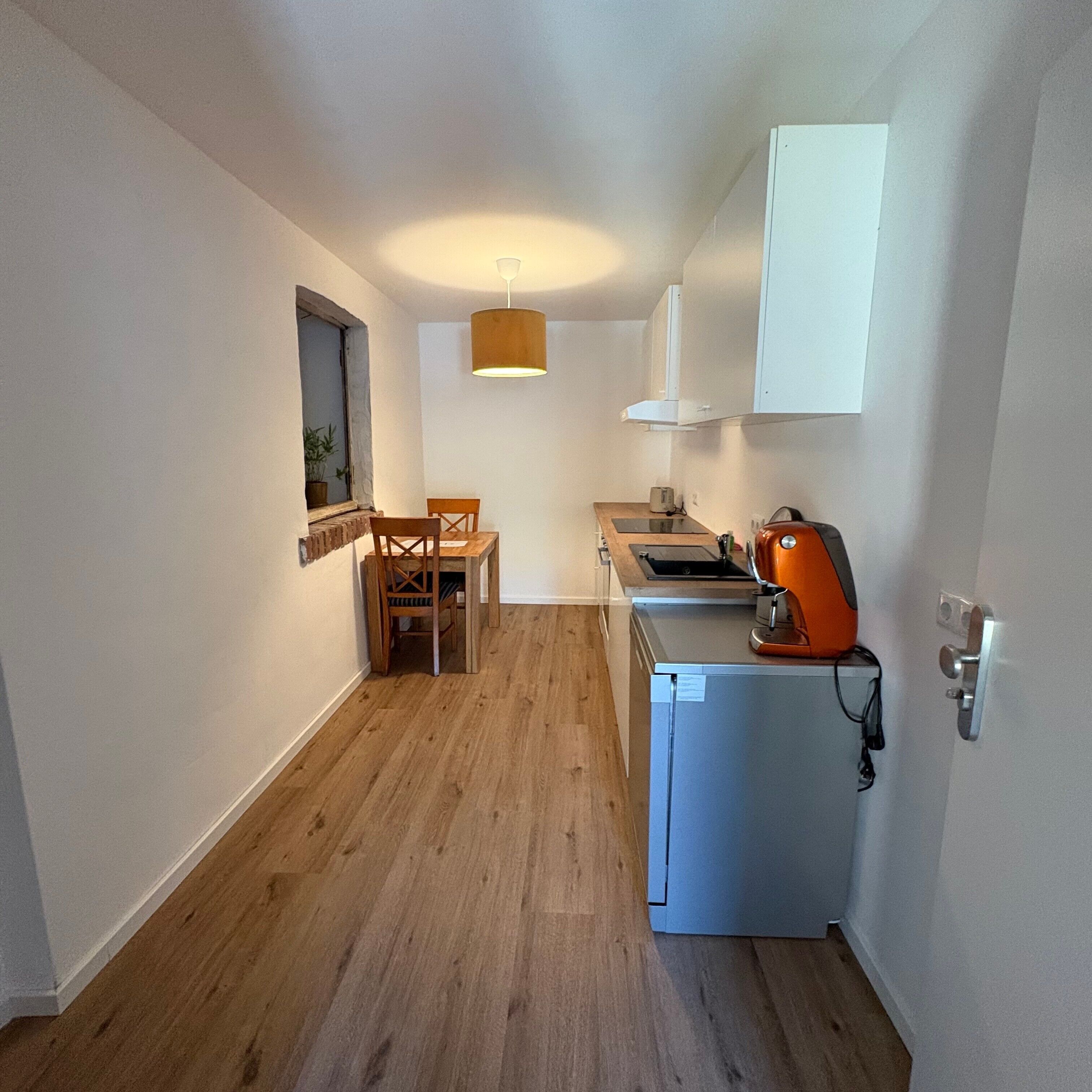 Coffee/tea maker, fridge, oven, stovetop