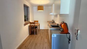 Coffee/tea maker, fridge, oven, stovetop