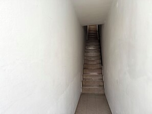 A narrow stairway with a handrail leading to a landing. - Le Travi San Frediano - Flo Apartments (Via Pisana, 96, 50142, Florence)