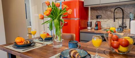 Coffee/tea maker, fridge, microwave, oven