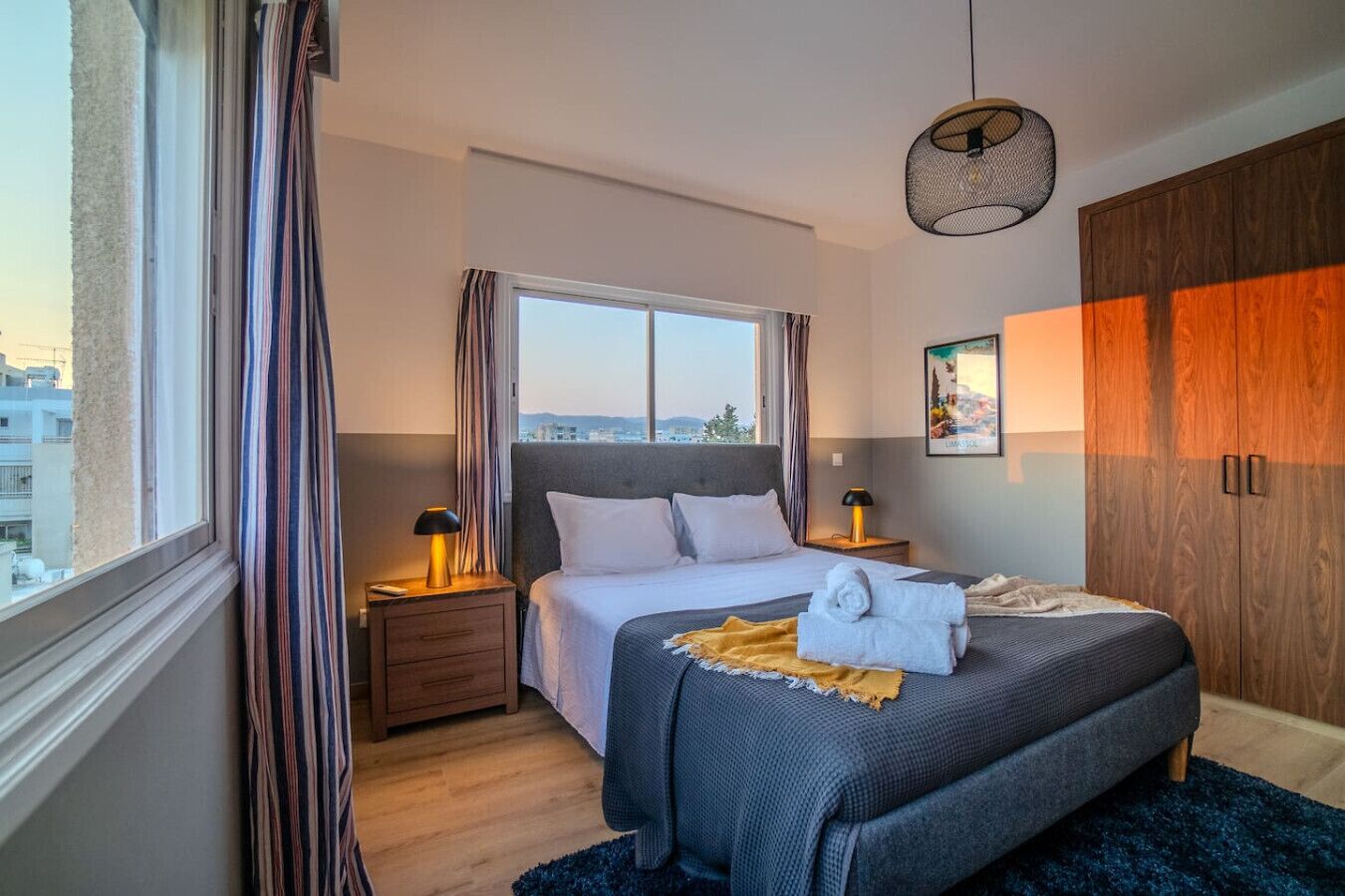 Desk, iron/ironing board, WiFi, bed sheets