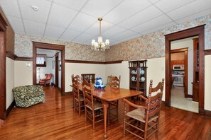House | 5 bedrooms - The Lamp Post Manor 5BR Historic Gem in Danville (Danville)