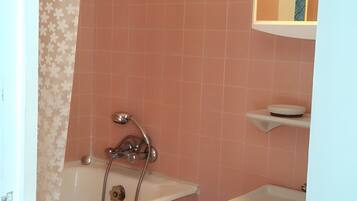 Een douche, een haardroger, handdoeken