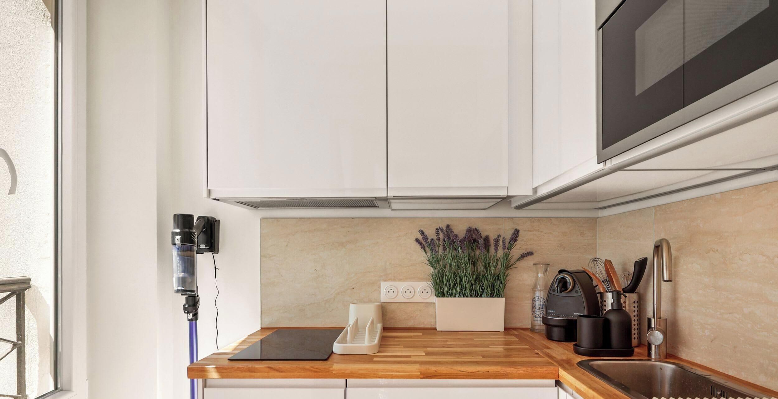 Coffee/tea maker, fridge, microwave, oven