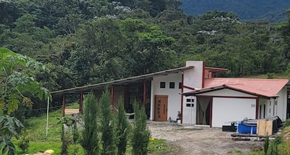 Superb 3-bedroom farmhouse with fitness room in Santa Rosa