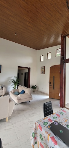 Superb 3-bedroom farmhouse with fitness room in Santa Rosa