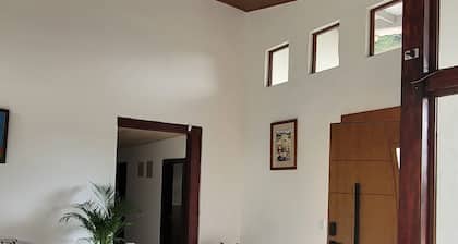 Superb 3-bedroom farmhouse with fitness room in Santa Rosa