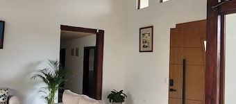 Superb 3-bedroom farmhouse with fitness room in Santa Rosa