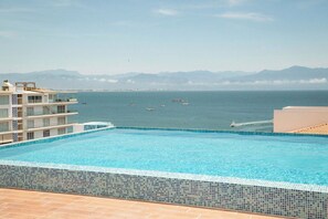 A swimming pool with a view of the sea and mountains in the background. - La Cruz Gem: Stunning Bay Views & Rooftop Pool, Located Close to Marina (Cruz de Huanacaxtle)