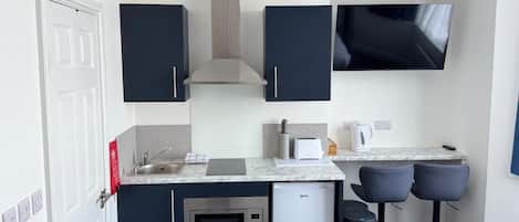 Deluxe Studio, River View | Private kitchen