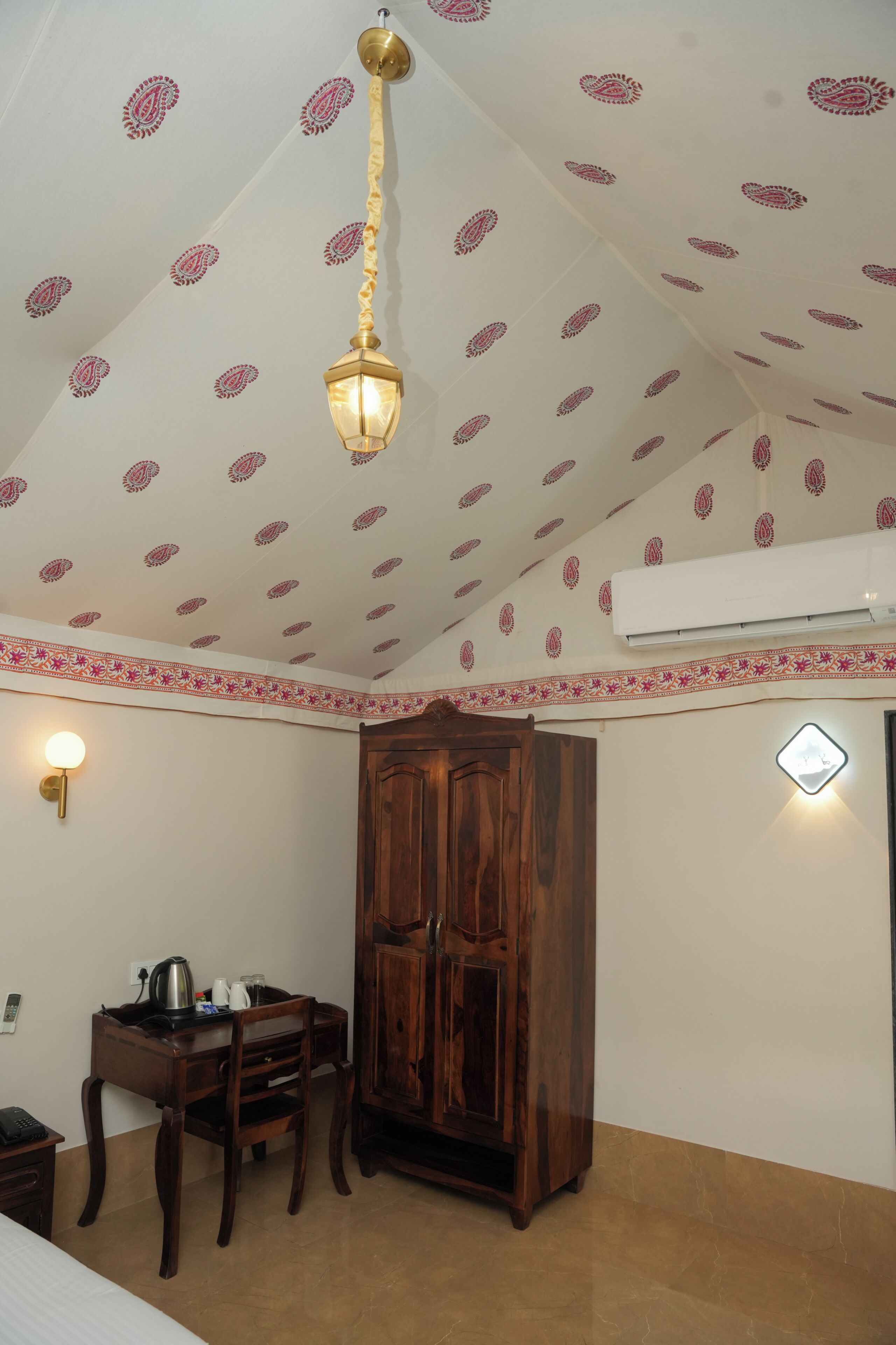 Tienda de campaña de lujo, vista al jardín | Interior
