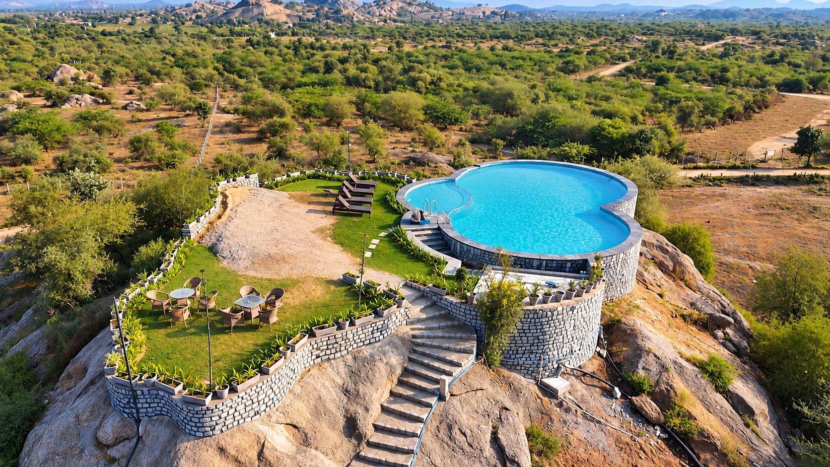Una piscina circular con solárium de piedra, rodeada por un jardín ajardinado con senderos y zonas de estar.