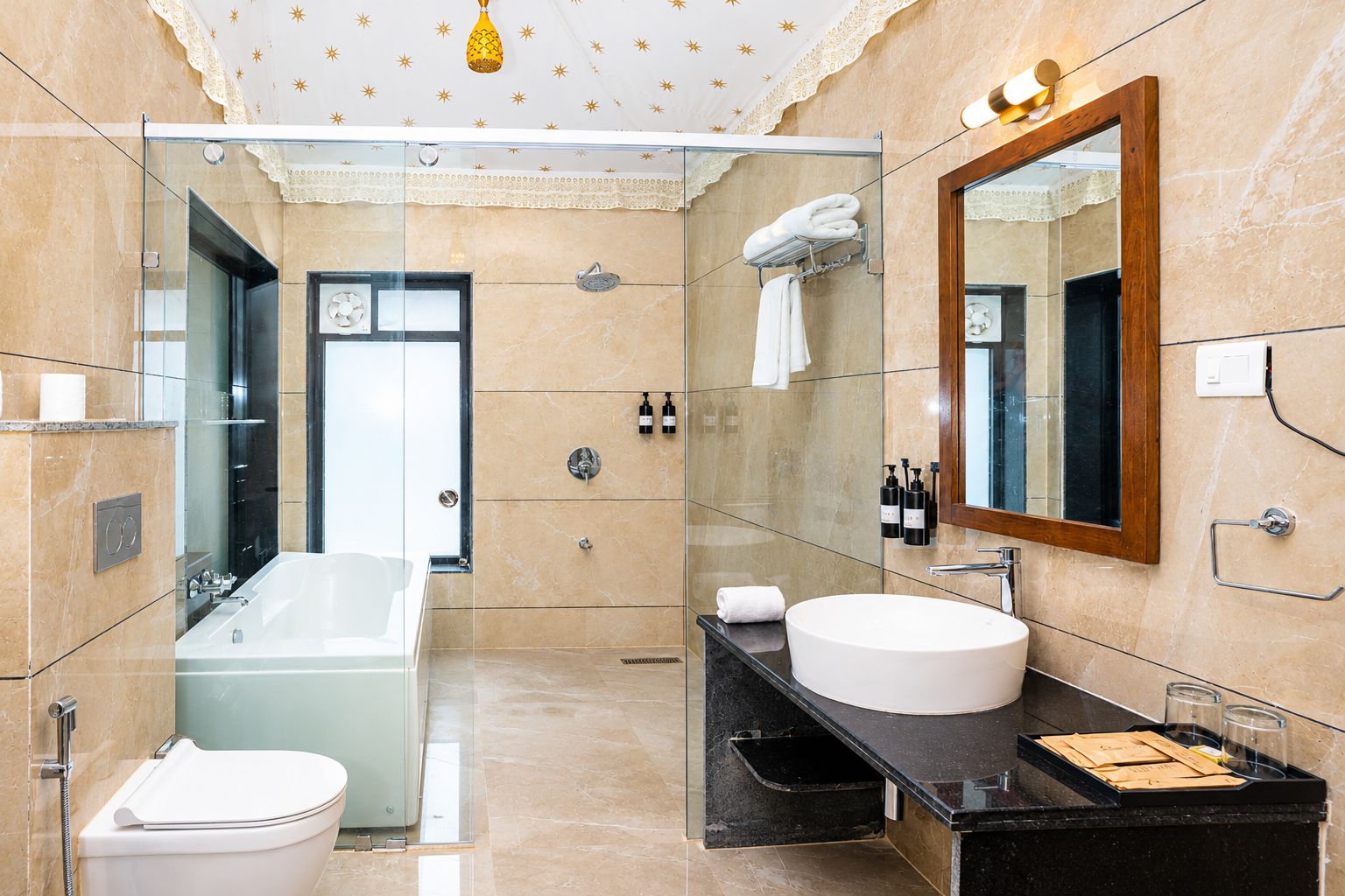 Un baño moderno con bañera, un espejo grande y un tocador con lavamanos.