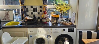 Cosy 3 bedroom cabin in Fivemiletown. Beside Lake & Town centre. Pet friendly.