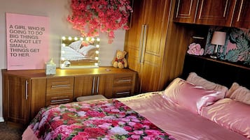 Iron/ironing board, travel cot, Internet, bed sheets