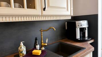 Wasserkocher mit Kaffee-/Teezubehör, Kühlschrank, Mikrowelle, Ofen