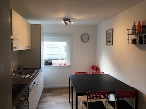 Wasserkocher mit Kaffee-/Teezubehör, Kühlschrank, Mikrowelle, Ofen