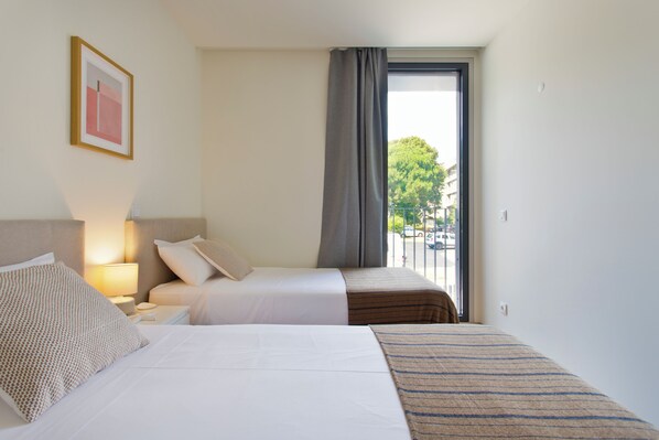 Room - Modern & Comfortable Brand-New 3-Bedroom Apartment with AC and Parking, Near the Metro and Downtown (Porto)