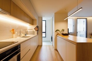 Private kitchen - Modern & Comfortable Brand-New 3-Bedroom Apartment with AC and Parking, Near the Metro and Downtown (Porto)