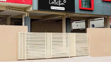 Ein Gebäude mit einem Schild, auf dem 'Collection' und 'Company-Served' steht.