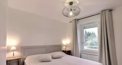 Cottage 'Gîte Le Lac Du Vert' with Lake View, Wi-Fi and Air Conditioning
