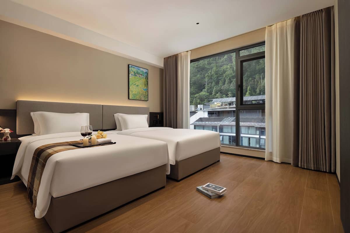 Suite ejecutiva, vista a la montaña | Minibar, escritorio, espacio para trabajar con laptop y wifi gratis 