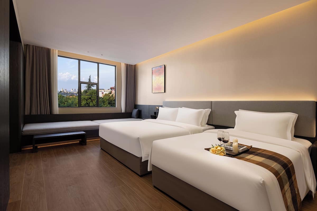 Suite familiar | Minibar, escritorio, espacio para trabajar con laptop y wifi gratis 