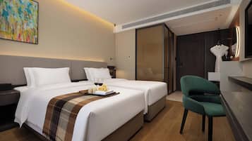 Una habitación de hotel con una cama grande, un escritorio, una silla y un espejo.