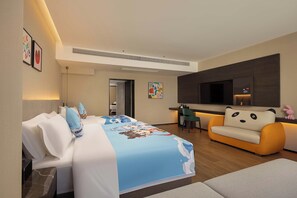 Una habitación de hotel con una cama, un sofá, un escritorio y un televisor.