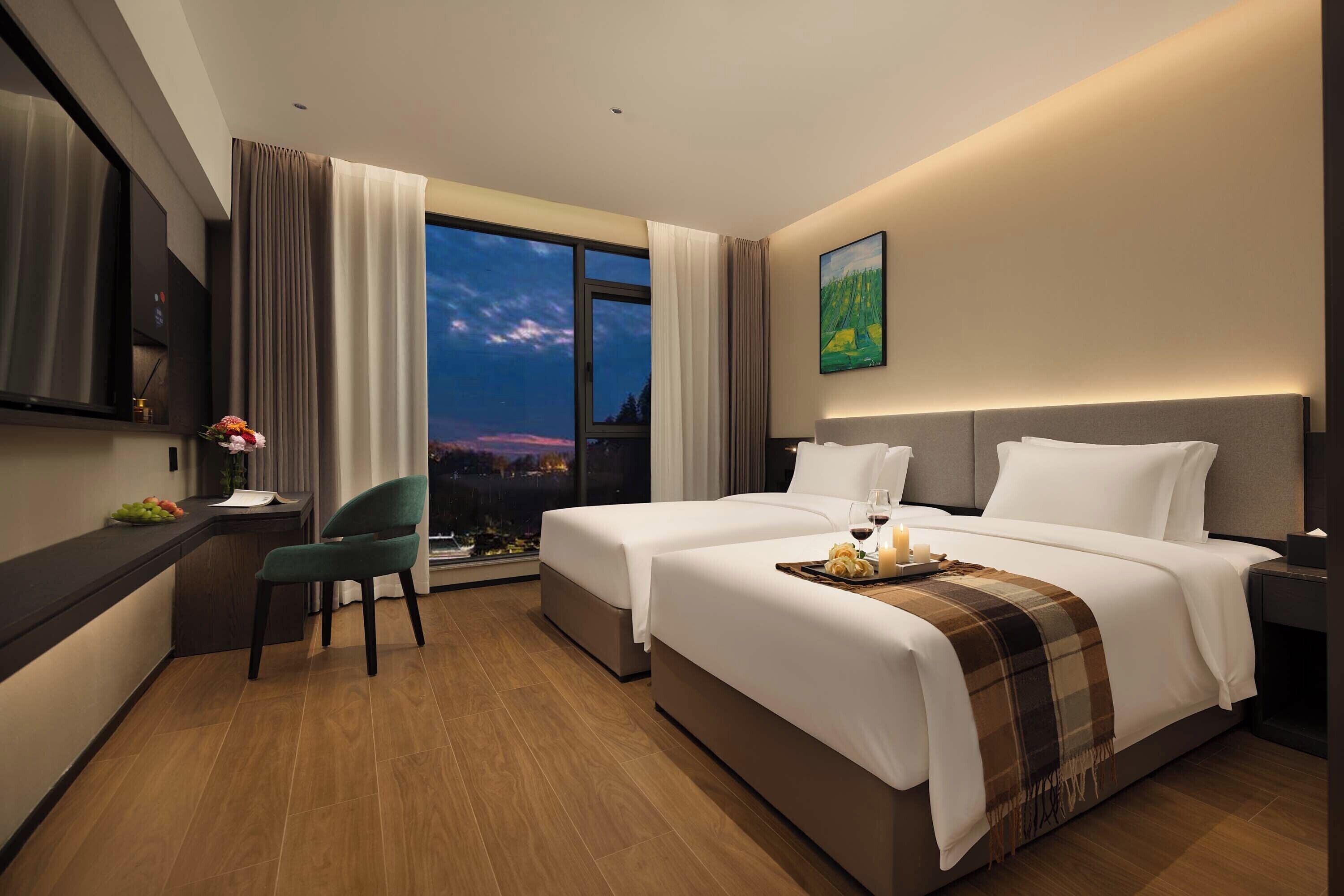 Minibar, desk, laptop workspace, free WiFi