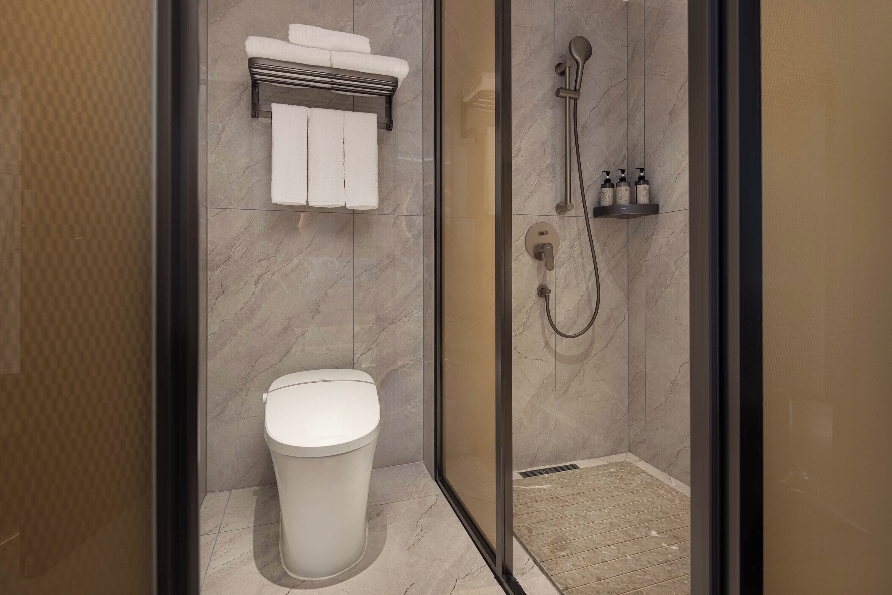 Family Suite | Bathroom | Free toiletries, hair dryer, slippers, towels