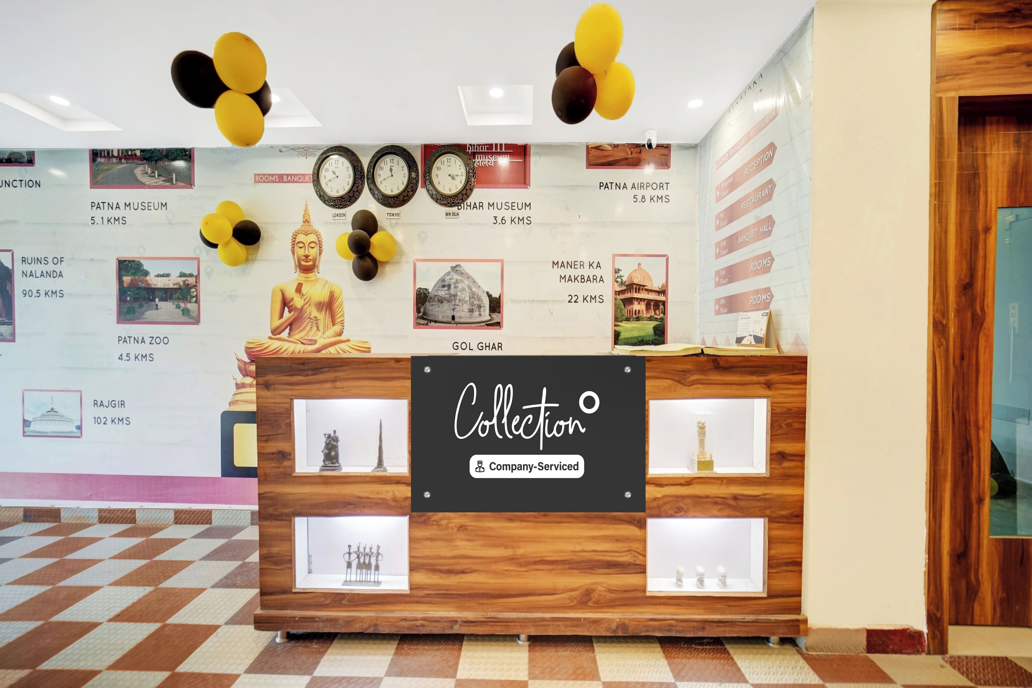 Un mostrador de recepción con un cartel que dice 'Collection' y 'Servicio de la empresa'.