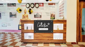 Un mostrador de recepción con un cartel que dice 'Collection' y 'Servicio de la empresa'.