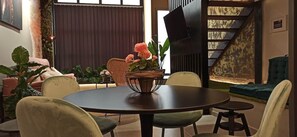 A dining area with a round table, chairs, and a decorative plant centerpiece. - To complete (Valencia)