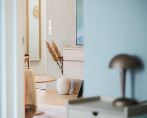 Departamento, 3 habitaciones, vista al patio | Espacio para trabajar con laptop y tabla de planchar con plancha