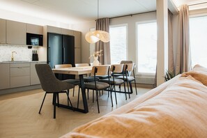 Huoneisto, 3 makuuhuonetta, näköala pihalle | Ruokasali