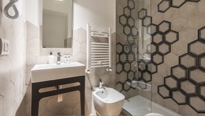 A modern bathroom with a white sink, mirror, and towel rack. - Five Boutique Rooms - Camera 2 (Naples)
